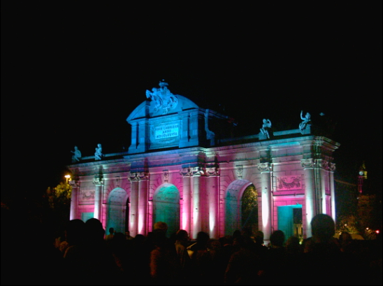 La puerta de Alcala en rosa y morado.bmp